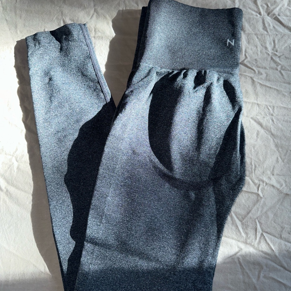 NVGTN CONTOUR SEAMLESS LEGGINGS SIZE SMALL.